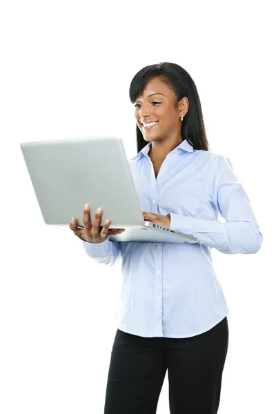 Mujer sonriente con ordenador portátil —  Fotos de Stock