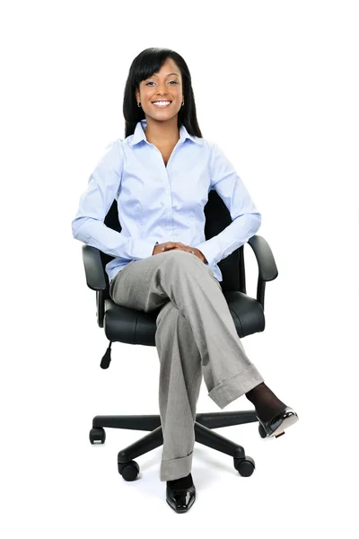 İş kadını ofis koltuğunda oturuyor. — Stok fotoğraf