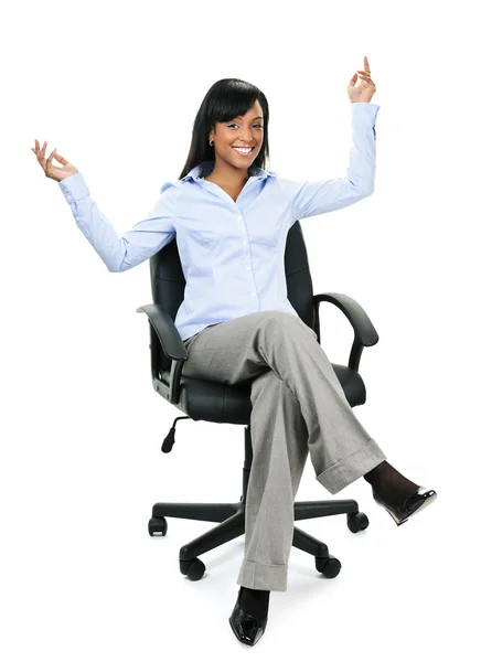 Gelukkig zakenvrouw zittend op een stoel van het Bureau — Stockfoto