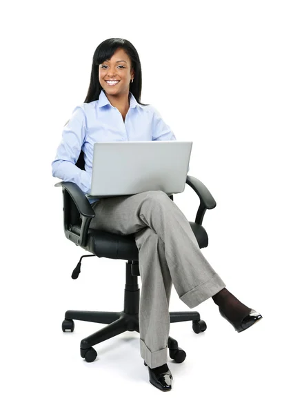 Empresaria sentada en silla de oficina con computadora —  Fotos de Stock