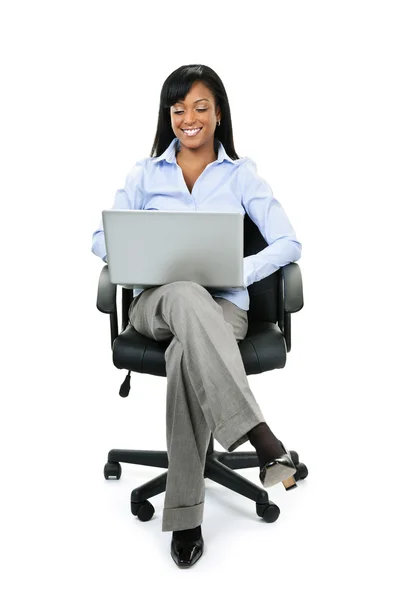 Empresaria sentada en silla de oficina con computadora —  Fotos de Stock