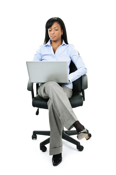 Mulher sentada na cadeira do escritório com computador — Fotografia de Stock