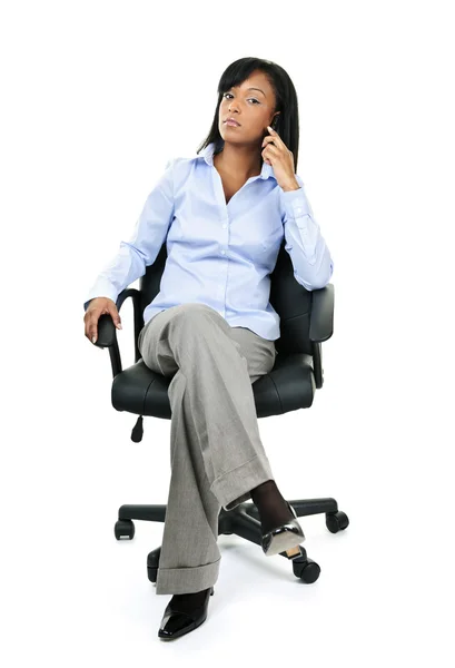 Mujer de negocios en el teléfono sentado en la silla de la oficina —  Fotos de Stock