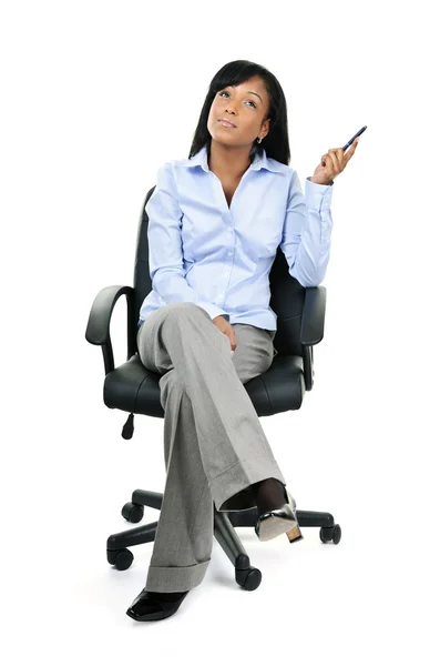 Ofis sandalye üzerinde oturan düşünme iş kadını — Stok fotoğraf