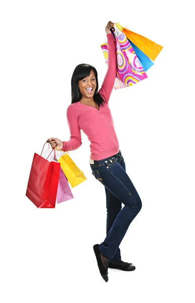 Jovem mulher negra excitada com sacos de compras — Fotografia de Stock