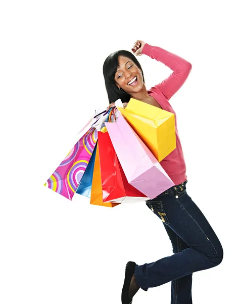 Jonge opgewonden zwarte vrouw met shopping tassen — Stockfoto