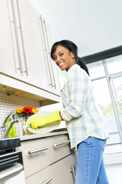 Šťastná mladá žena mytí nádobí — Stock fotografie