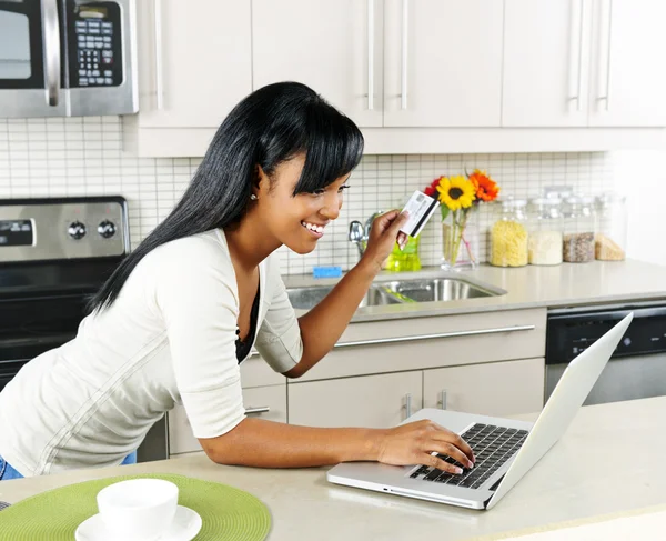 Kobieta zakupy online w domu — Zdjęcie stockowe