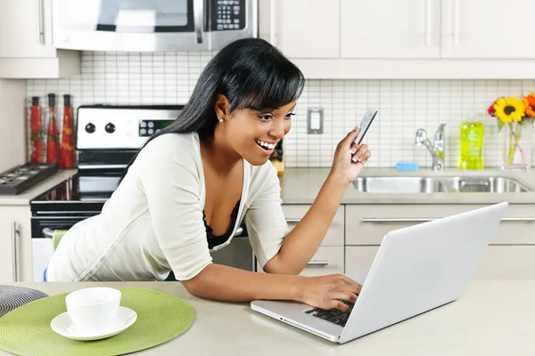 Женщина покупки в Интернете на дому — стоковое фото