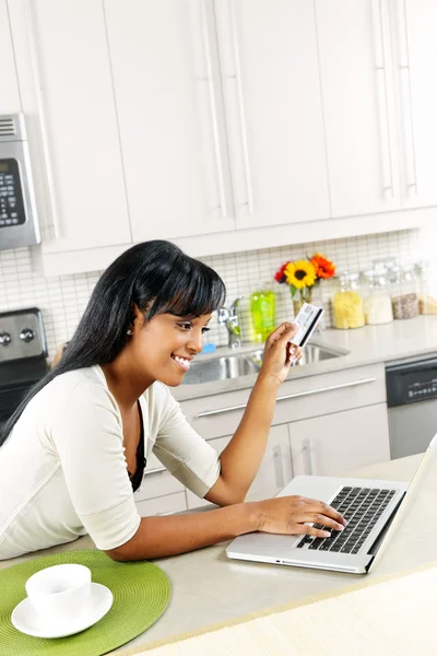 Frau kauft zu Hause online ein — Stockfoto