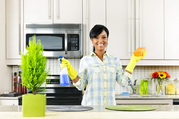Mujer joven cocina de limpieza — Foto de Stock