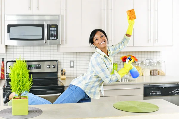 Genç kadın mutfağı temizliyor. — Stok fotoğraf