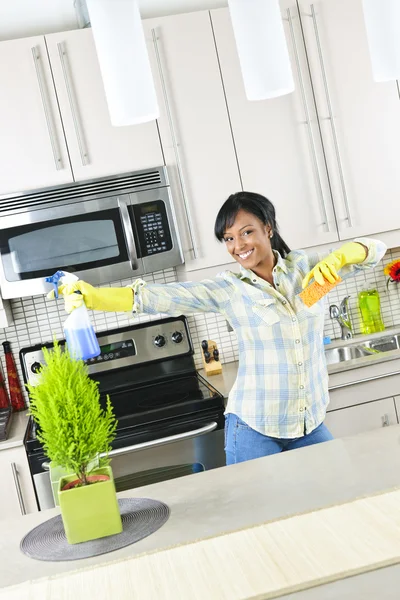 Jovem mulher limpeza cozinha — Fotografia de Stock