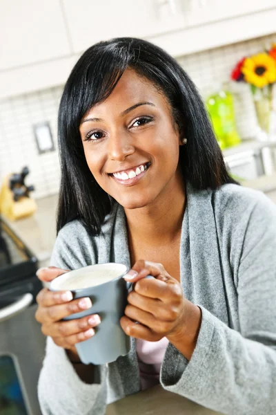 Frau in Küche mit Kaffeetasse — Stockfoto