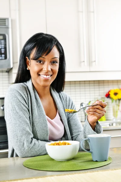 아침 식사 하는 여자 — 스톡 사진