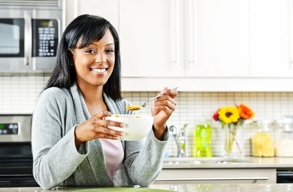 Kahvaltı yapıyor kadın — Stok fotoğraf