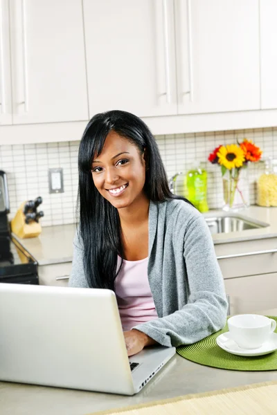 Mujer usando ordenador en la cocina — Foto de Stock