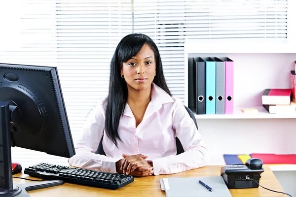 Negro mujer de negocios en el escritorio — Foto de Stock