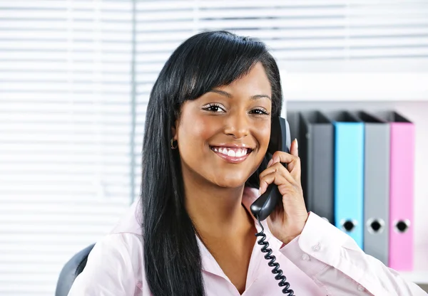 Jonge zwarte zakenvrouw praten over telefoon — Stockfoto