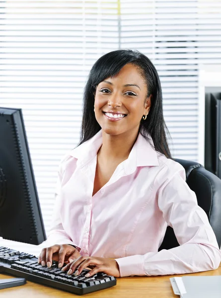 Feliz mujer de negocios negro en el escritorio —  Fotos de Stock