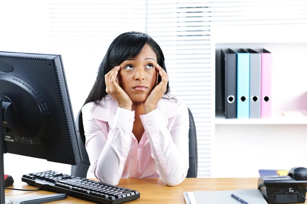 Uttråkad svart affärskvinna i office — Stockfoto