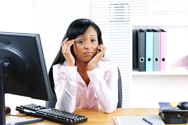 Orolig svart affärskvinna på skrivbord — Stockfoto