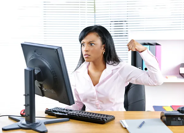 Enojado negro mujer de negocios en el escritorio — Foto de Stock