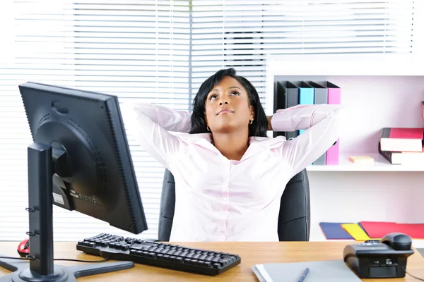 Zwarte zakenvrouw rust aan Bureau — Stockfoto