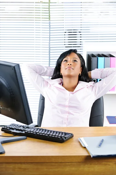 Czarna kobieta spoczywa na biurko — Zdjęcie stockowe
