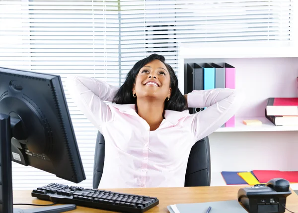Schwarze Geschäftsfrau ruht sich am Schreibtisch aus — Stockfoto