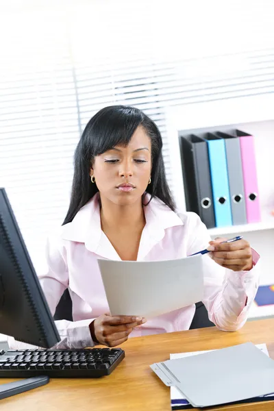 Svart affärskvinna arbetar på skrivbordet — Stockfoto