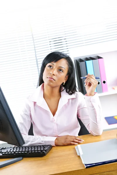 Negro mujer de negocios trabajando en el escritorio — Foto de Stock