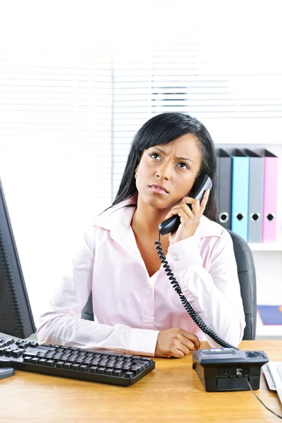 Mulher de negócios negra preocupada no telefone na mesa — Fotografia de Stock