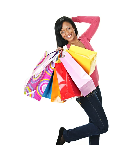 Jonge opgewonden zwarte vrouw met shopping tassen — Stockfoto