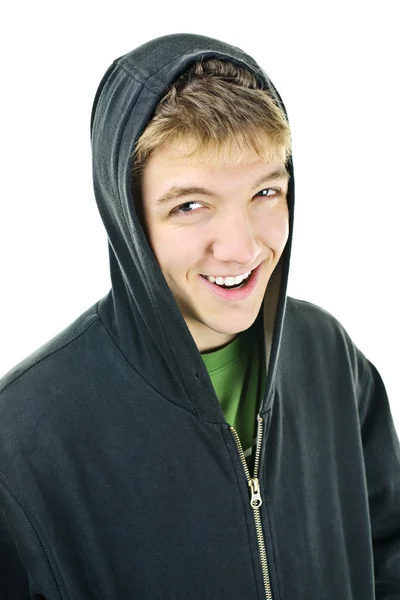Młody człowiek z kapturem uśmiechający się — Zdjęcie stockowe
