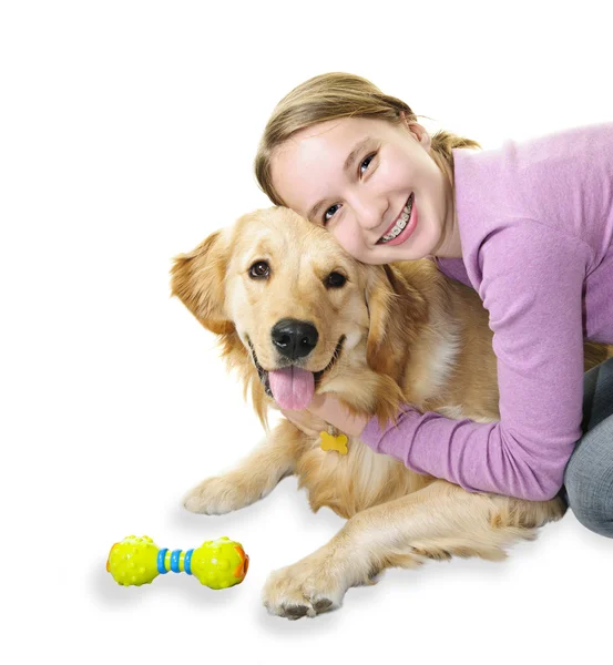 Chica abrazando golden retriever perro —  Fotos de Stock