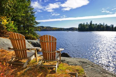 Göl kıyısı Adirondack sandalyeler