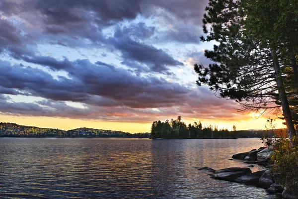 Pôr do sol dramático no lago — Fotografia de Stock