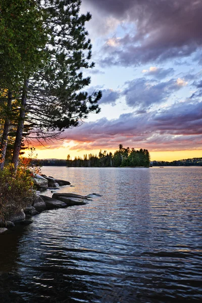 Dramatische zonsondergang in lake — Stockfoto