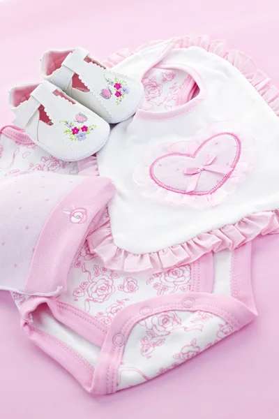 Розовая детская одежда для малышки — стоковое фото