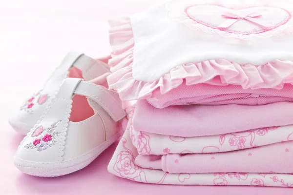Vestiti rosa bambino per neonata — Foto Stock