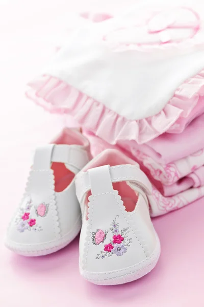 Rosa Babykleidung für Säuglinge — Stockfoto