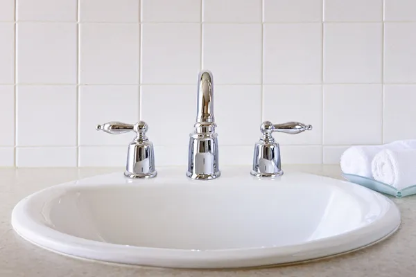 Waschbecken im Badezimmer — Stockfoto
