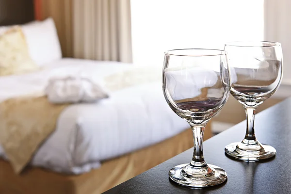 Gafas de vino en habitación de hotel — Foto de Stock