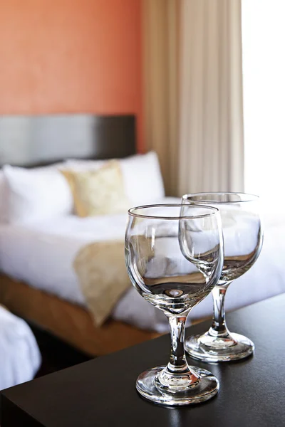 Wijnglazen in hotelkamer — Stockfoto