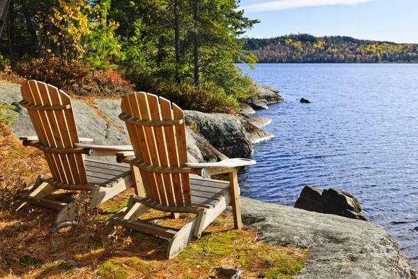 Cadeiras Adirondack na margem do lago — Fotografia de Stock