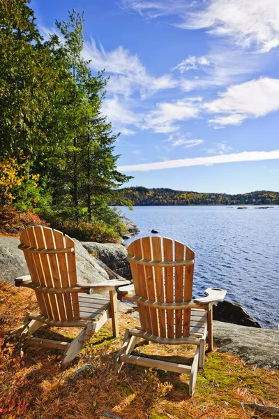 Adirondack καρέκλες στην ακτή της λίμνης — Φωτογραφία Αρχείου