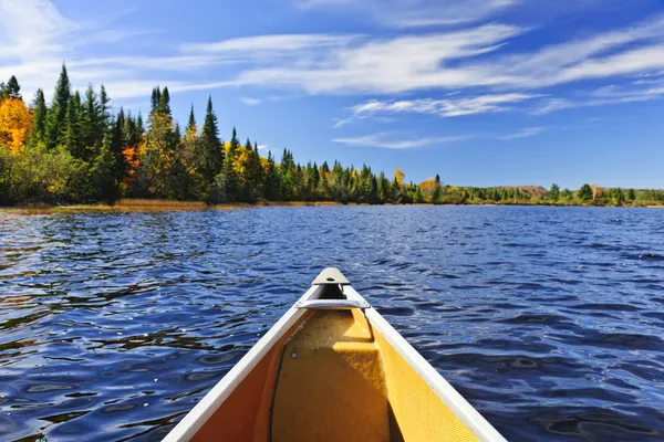Canoe bow on lake — Stock Photo, Image