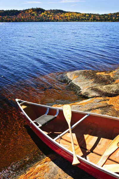 Canoe on shore — Stock Photo, Image
