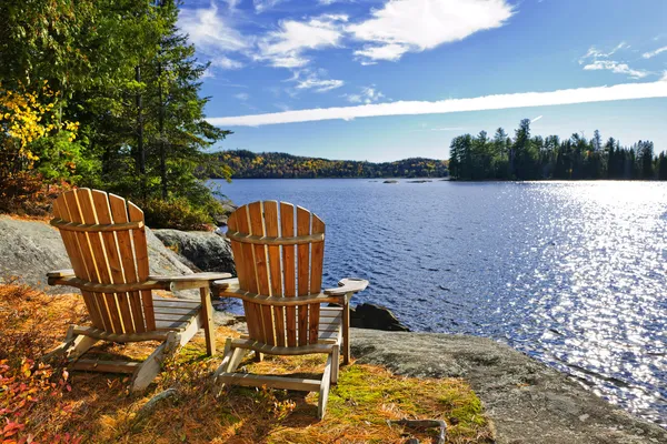 Cadeiras Adirondack na margem do lago — Fotografia de Stock